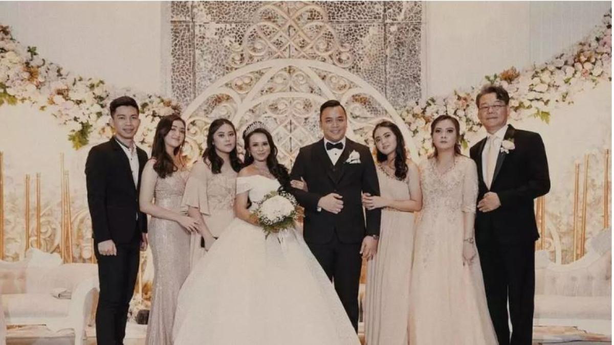 KEDEKATAN RANTY MARIA DAN AYAH - Ranty Maria juga sering mendampingi ayah dan ibunya menghadiri acara keluarga, termasuk pernikahan kerabat.