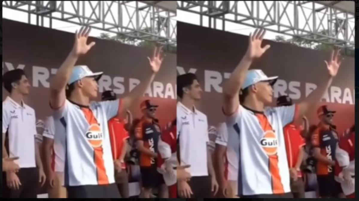 PEMBALAP MOTOGP MERAKYAT - Raul Fernandez, pembalap asal Spanyol ikut larut dalam tarian tradisional Lombok, Tabola Bale.