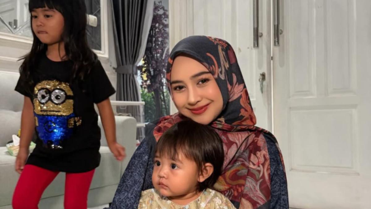 RIA RICIS OPLAS - Ria Ricis menjalani operasi plastik di bagian hidung. Ia mengaku operasi awalnya bertujuan untuk mengatasi sinusnya.