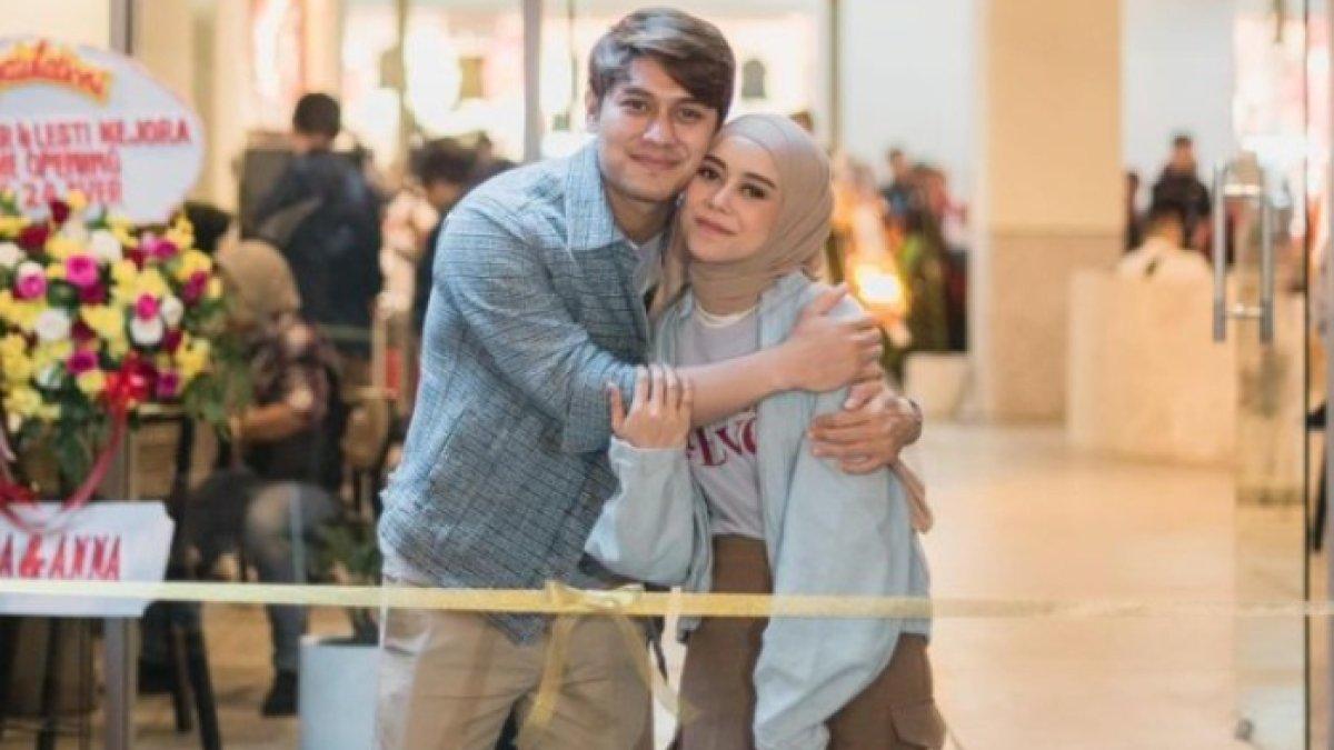 Setelah 4 bulan kelahiran anak kedua, kini Lesti dikabarkan hamil anak ketiga. Rizky Billar ngaku dihujat.