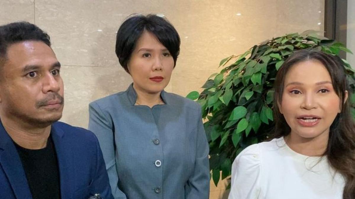 Rossa (kanan) didampingi kuasa hukumnya saat ditemui di Mabes Polri, Jumat (17/4/2026).
