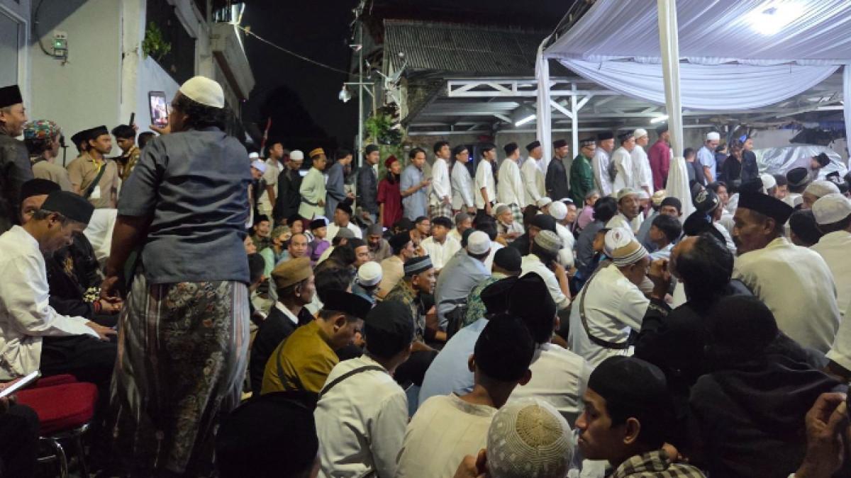 TAHLILAN 7 HARIAN - Rumah Mpok Alpa dipadati warga pada Kamis malam (21/8/2025). Para warga antusias ikut tahlilan 7 harian meninggalnya Mpok Alpa.