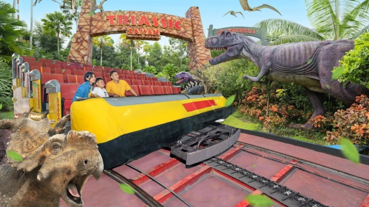 JATIM PARK 3 - Area Triassic Zaman atau Dinosaurus Park di Jatim Park 3 Kota Batu, Jawa Timur.