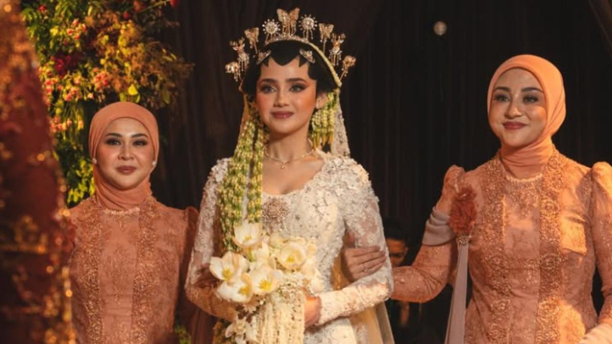 Beragam komentar bermunculan, mulai dari kritik terhadap souvenir hingga gaya rambut Syifa yang digerai tanpa aksesori.