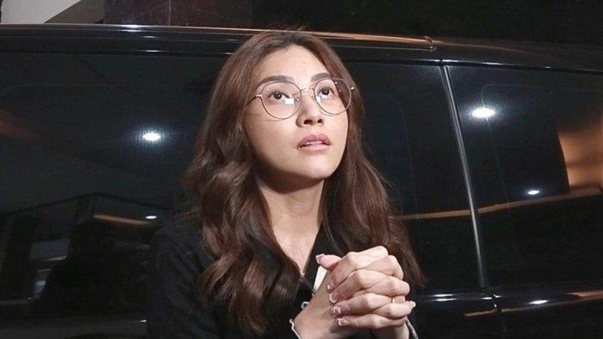 Produser grup Cherrybelle, Dino Raturandang baru-baru ini turut memberikan tanggapan terkait alasan keluarnya Sarwendah dari Cherrybelle pada 2012.