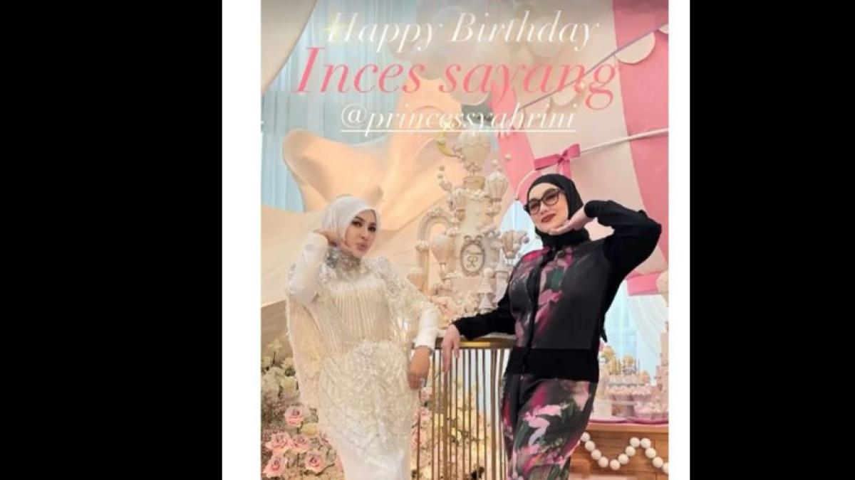 TAMU UNDANGAN SYAHRINI - Satu lagi penampilan yang mencuri perhatian adalah dari Reza Artamevia.