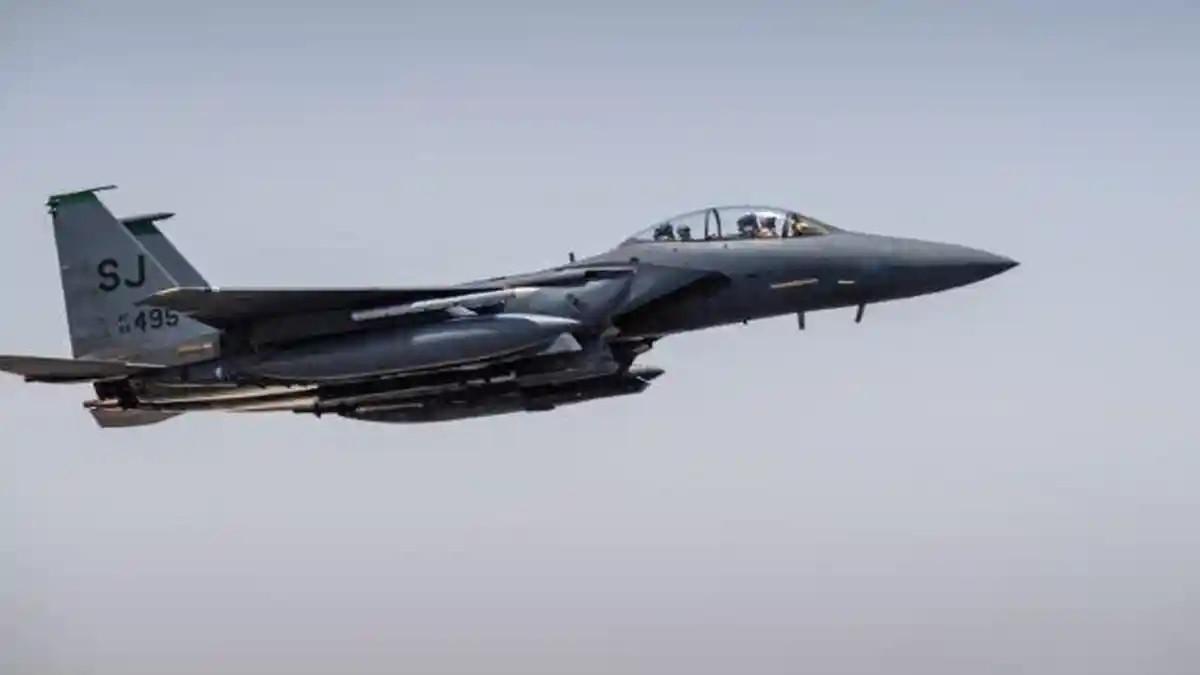 PERANG IRAN - Sebuah jet tempur F-15E Strike Eagle yang dikerahkan dari Skuadron Tempur Ekspedisi ke-335 dari Pangkalan Angkatan Udara Seymour Johnson di Carolina Utara lepas landas dari lokasi yang dirahasiakan di dalam wilayah tanggung jawab Komando Pusat AS, 15 Juli 2024. Laporan CRS menyebut AS kehilangan sedikitnya 42 pesawat militer selama perang melawan Iran.