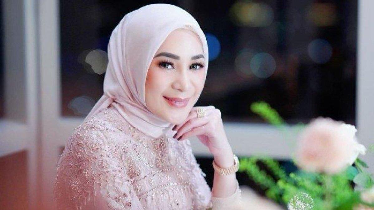 Rien Wartia Trigina, istri Andre Taulany disebut kerap kasar ke karyawan rumah. Pernah bakar baju ART karena hal sepele.