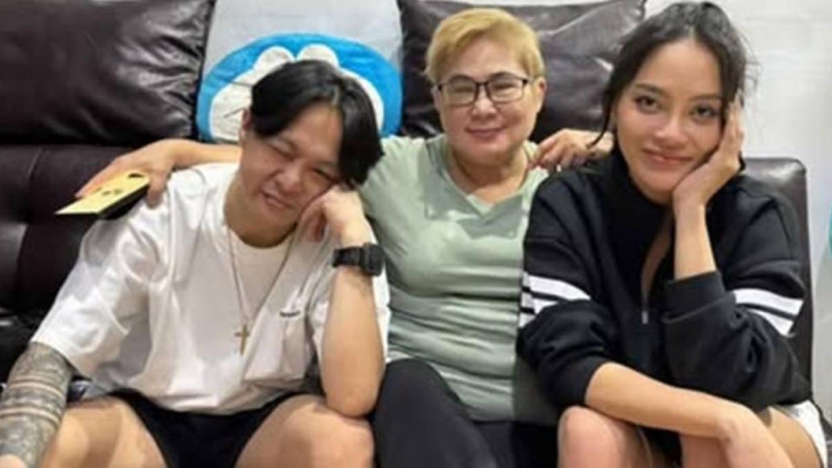 Sehari setelah lamaran, ibu DJ Bravy menghubungi Erika Carlina lewat pesan WhatsApp untuk memberikan dukungan dan harapan terbaik bagi keduanya.