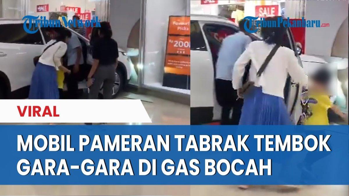 Detik-detik Bocil Naik Mobil yang Sedang Dipamerkan, Tak Sengaja Injak Gas, Tabrak Tembok Mal: Duar!