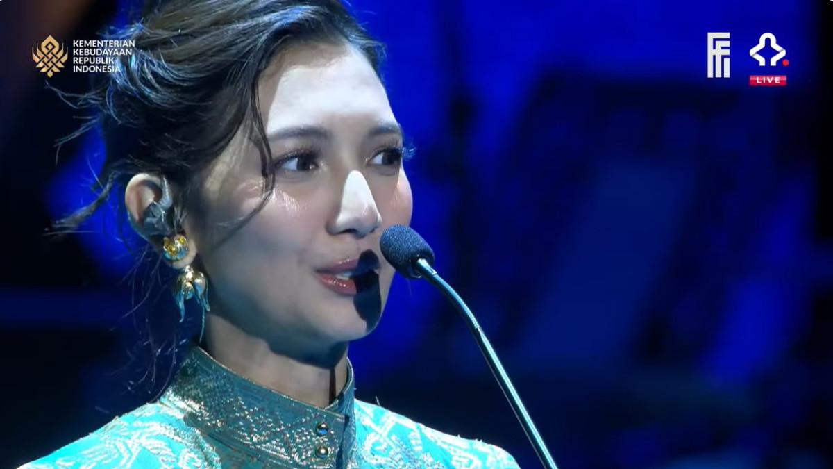 Sheila Dara mulai menyampaikan rasa terima kasihnya untuk orang-orang terdekat, terutama keluarganya dan Vidi Aldiano. 