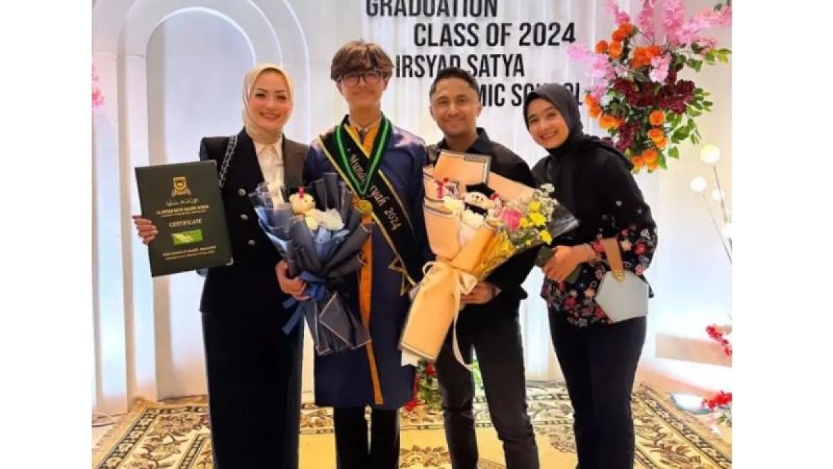 MOMEN WISUDA ANAK HENGKY KURNIAWAN - Sonya dan Christy memang sering menunjukkan kekompakan saat menyangkut urusan putra tercinta. 