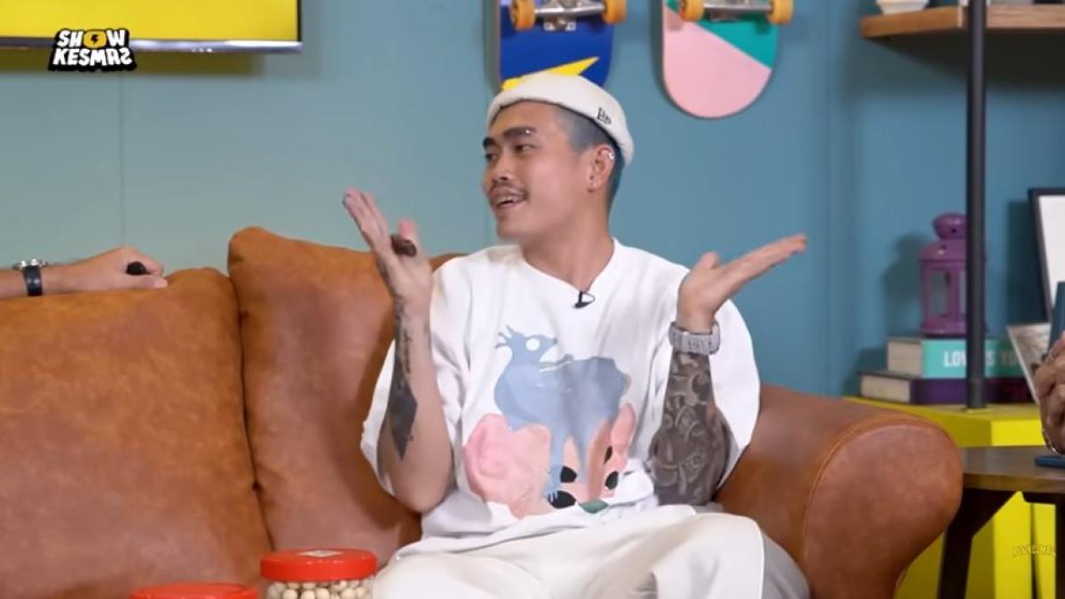 Sosok DJ Bravy yang dikenal sulit setia ternyata bukan hal baru. Hal ini bahkan pernah disinggung sahabatnya, Aloy ketika menjadi bintang tamu di kanal YouTube Podkesmas.