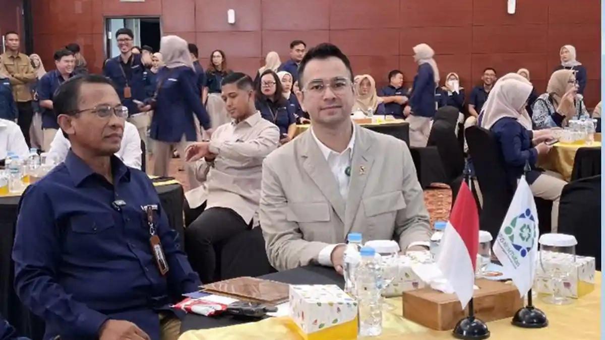 DUTA BPJS KESEHATAN - Sosok presenter Raffi Ahmad resmi kini mengemban tugas baru. Pada Kamis (24/4), ia ditunjuk sebagai Duta Kehormatan BPJS Kesehatan dalam sebuah kegiatan di Cempaka Putih, Jakarta Pusat. Penganugerahan ini diberikan langsung oleh Direktur Utama BPJS Kesehatan Prihati Pujowaskito