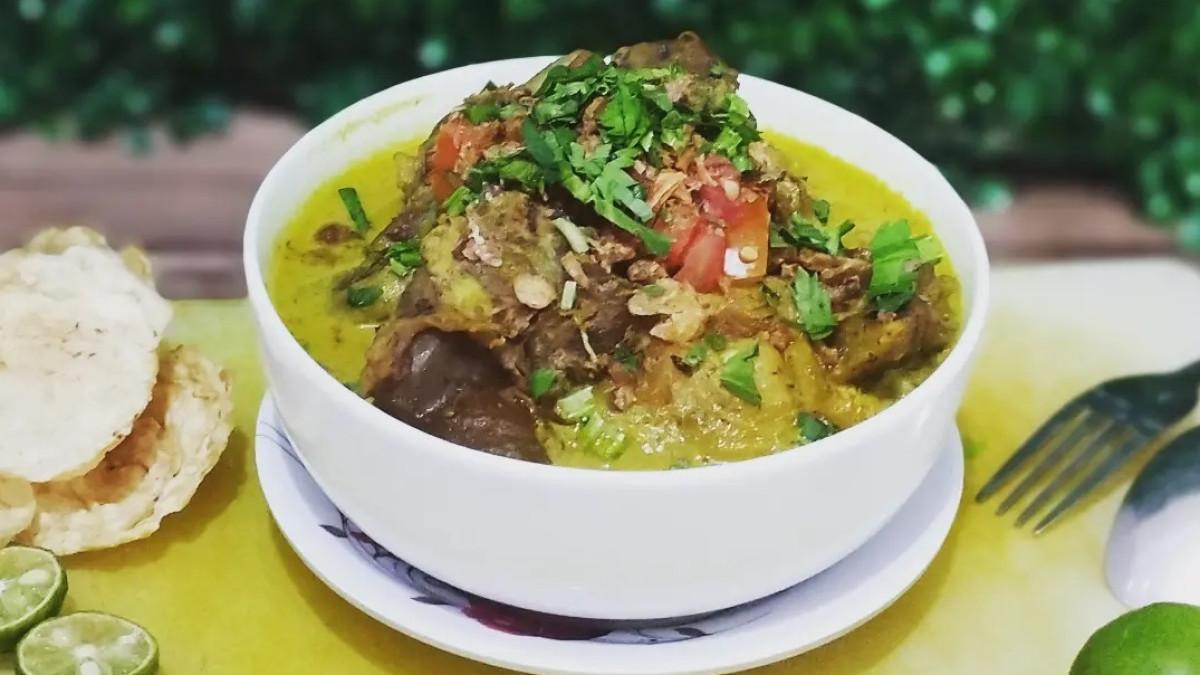 KULINER BOGOR - Soto Kuning Bogor Sawojajar, satu soto kuning enak di Bogor buat makan siang.