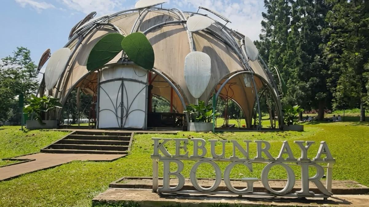 KEBUN RAYA BOGOR - Sebelum berkunjung ke Kebun Raya Bogor, cek dulu harga tiket terbaru, promo spesial, dan spot favorit yang wajib masuk daftar kunjunganmu.