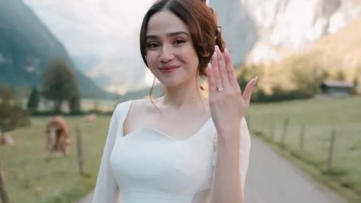 EL RUMI LAMAR SYIFA HADJU - Tak lama setelah itu, Syifa Hadju memamerkan cincin yang melingkar di jarinya sebagai tanda bahwa keduanya benar-benar siap menuju jenjang pernikahan.