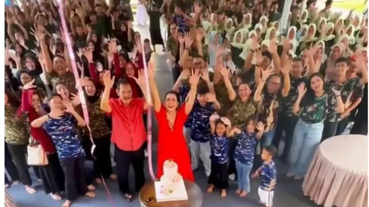 PERAYAAN ULTAH MAYANGSARI - Tak hanya di rumah, Mayangsari juga menggelar syukuran bersama puluhan anak yatim.
