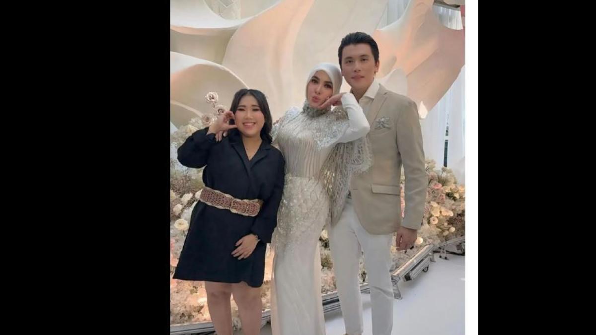 TAMU UNDANGAN SYAHRINI - Tak lengkap pesta tanpa tawa dan Kiky Saputri datang membawa keceriaan.