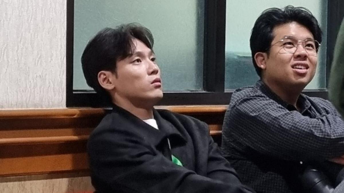 Tampil kasual mengenakan jaket gelap, raut wajah Na Daehoon tampak serius dan tegang saat hadiri sidang cerai perdana dengan Jule.