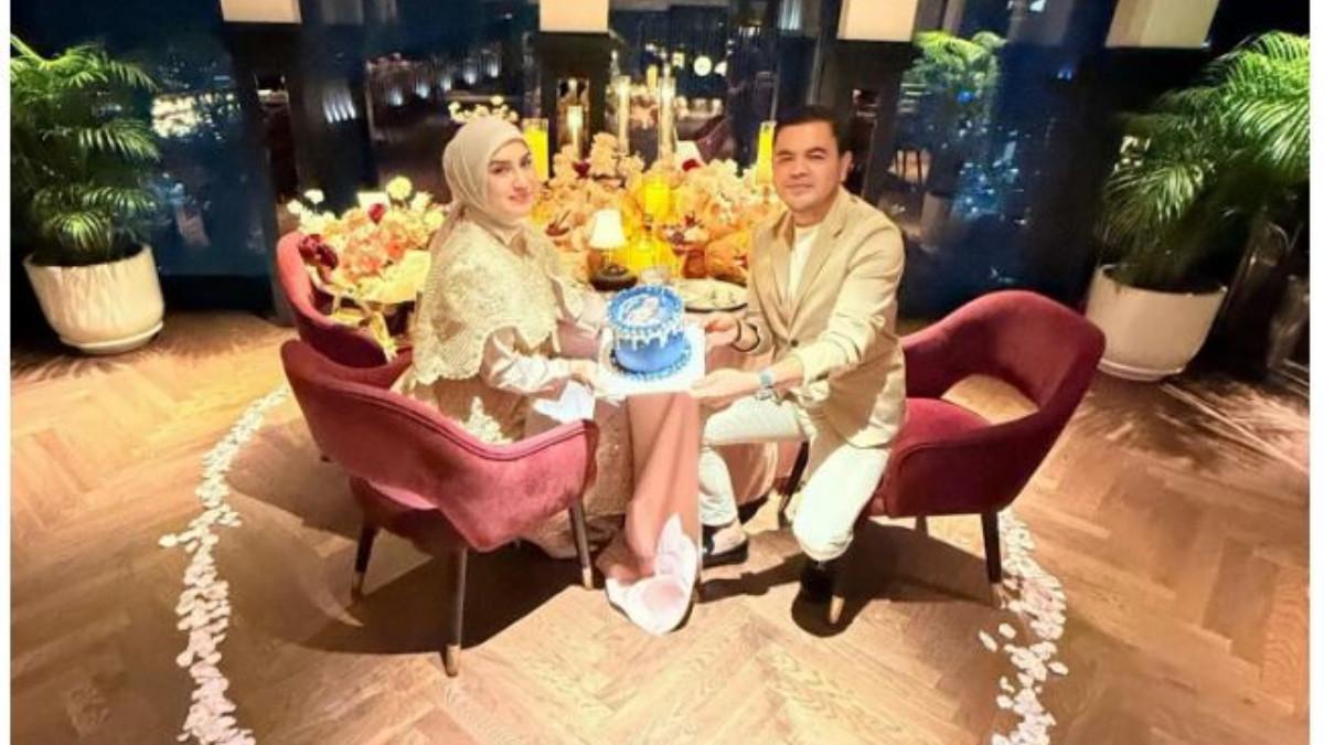 PERAYAAN ANNIVERSARY - Tanggal 19 Oktober 2025 menjadi pengingat indah bagi Irish Bella dan Haldy Sabri.