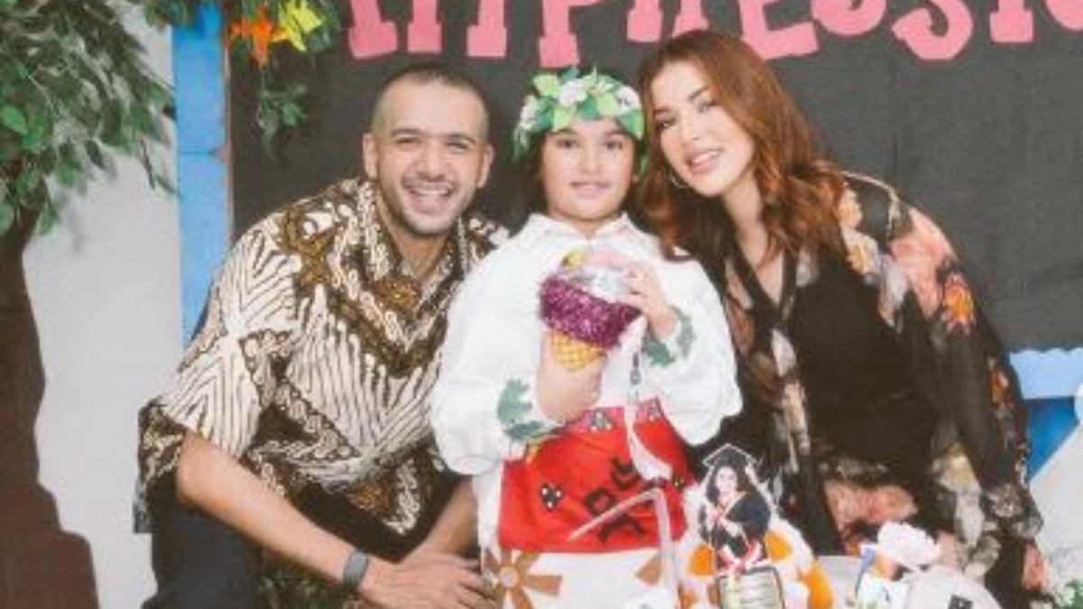 Tasya Farasya dan Ahmad Assegaf kompak hadiri kelulusan anak.