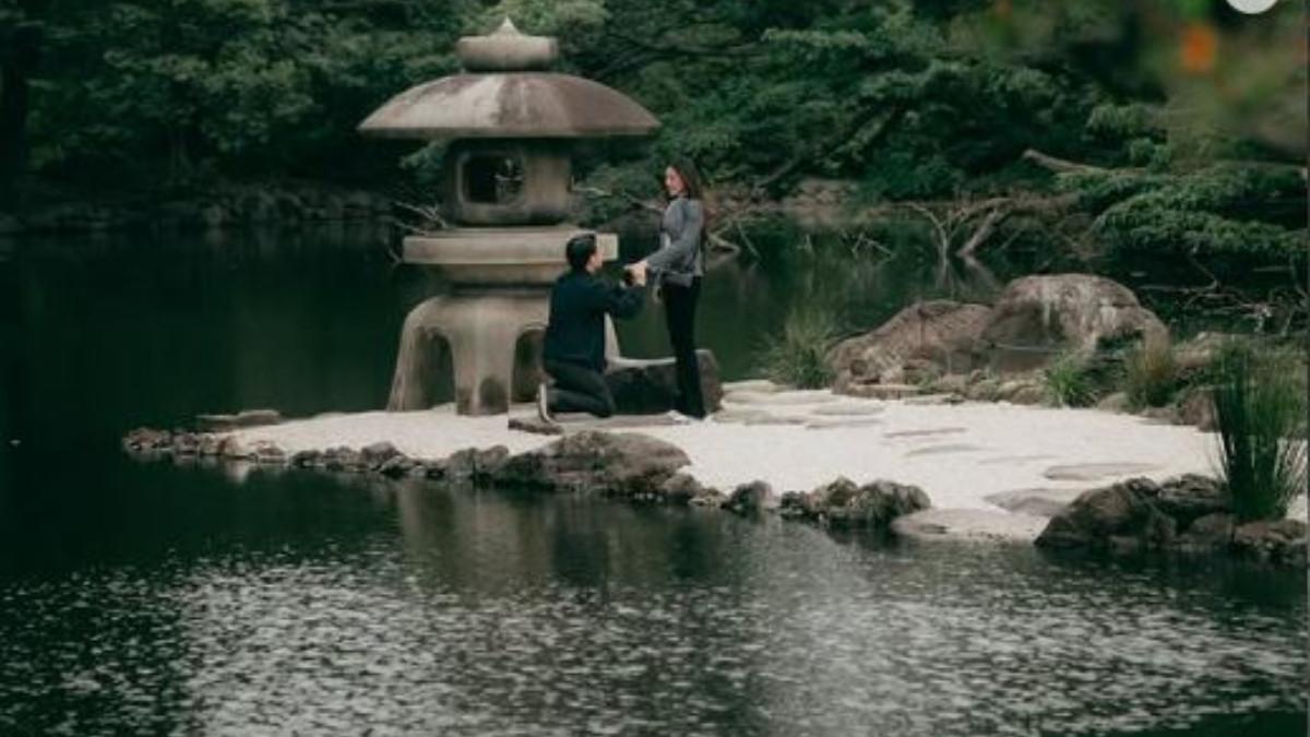 POTRET LAMARAN - Teuku Rassya tampak berlutut di depan Cleantha Islan meminta sang pujaan hati untuk menikah dengannya.