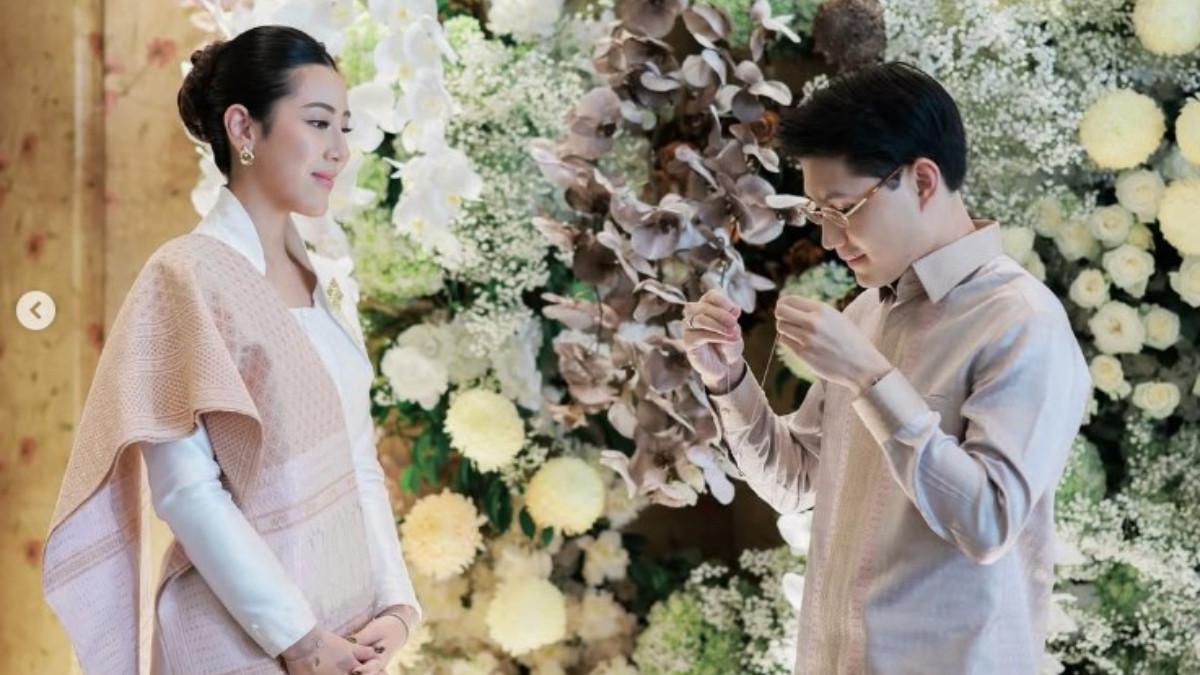 LAMARAN - Teuku Rassya mengenakan kemeja panjang berwarna krem bergaya formal, sementara Cleantha Islan tampil anggun dalam kebaya putih gading dengan detail kancing di bagian depan dan potongan panjang menutupi pinggul.