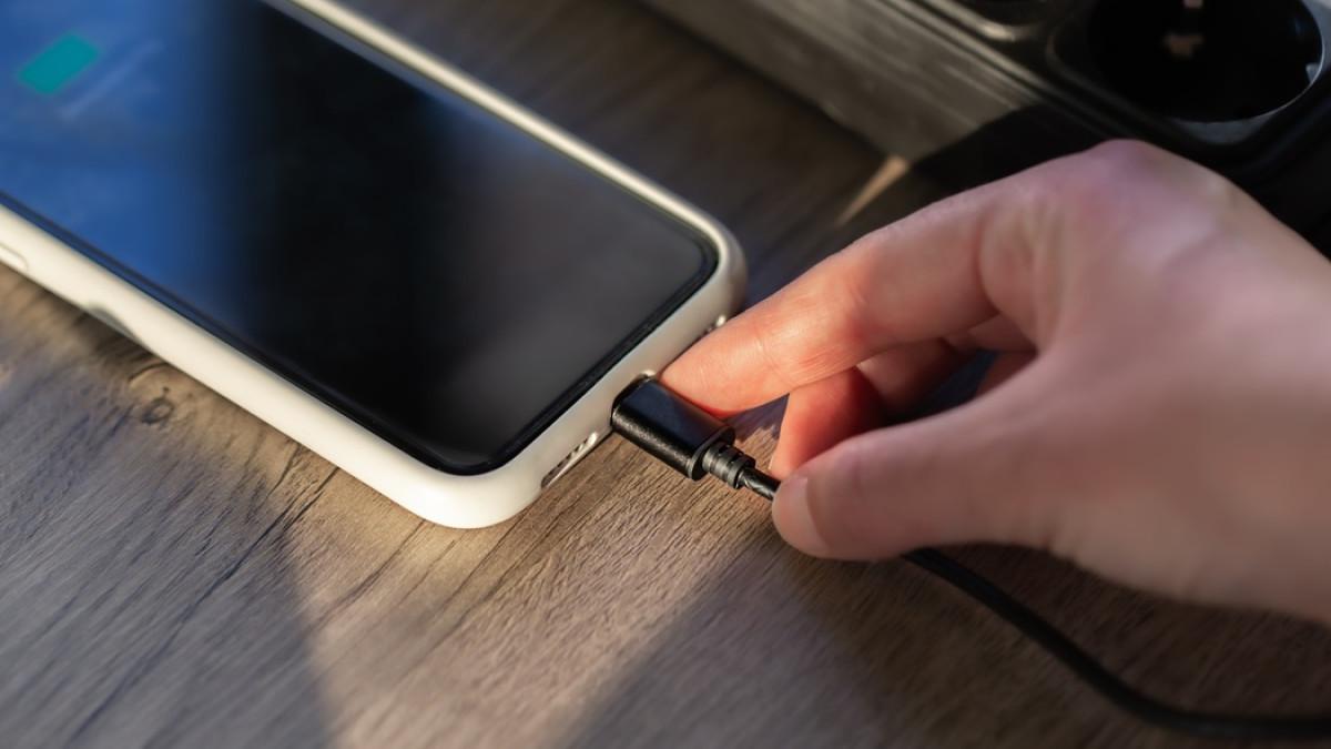 HP sedang diisi daya menggunakan charger untuk menjaga baterai tetap optimal.