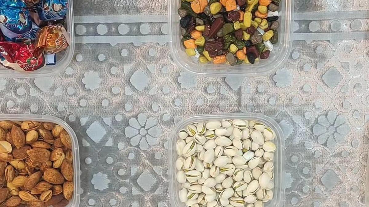 OLEH OLEH - beragam pilihan oleh-oleh haji seperti kurma, kacang, coklat, dan lain-lain.