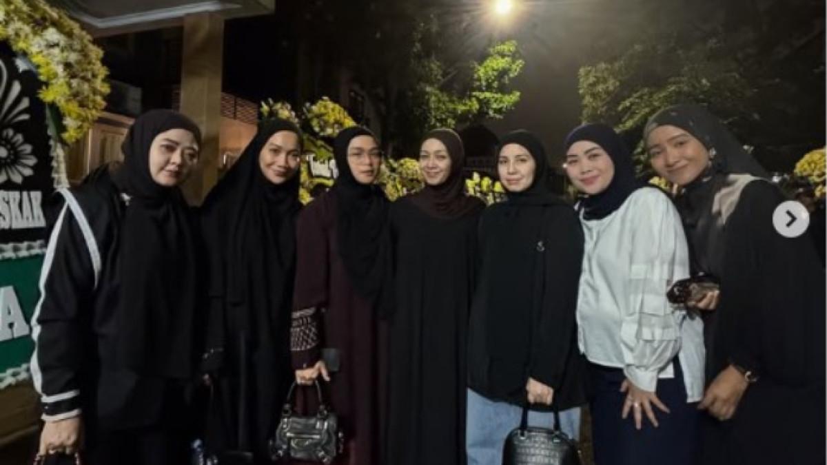 Tya Ariestya dirujak netizen saat melayat ke rumah duka Gary Iskak. Dinilai tak punya empati gegara ajak foto Richa Novisha yang sedang berduka.