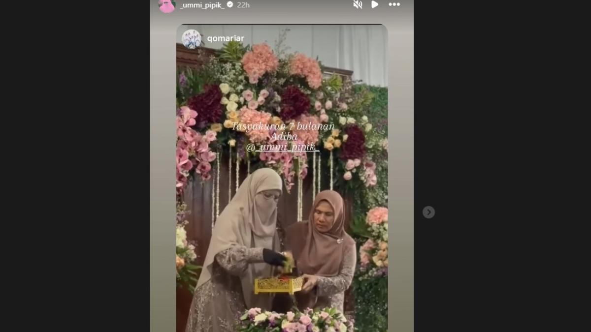 GELAR ACARA 7 BULAN KEHAMILAN - Umi Pipik tak mampu menyembunyikan sukacita mendalamnya menyambut cucu pertama.