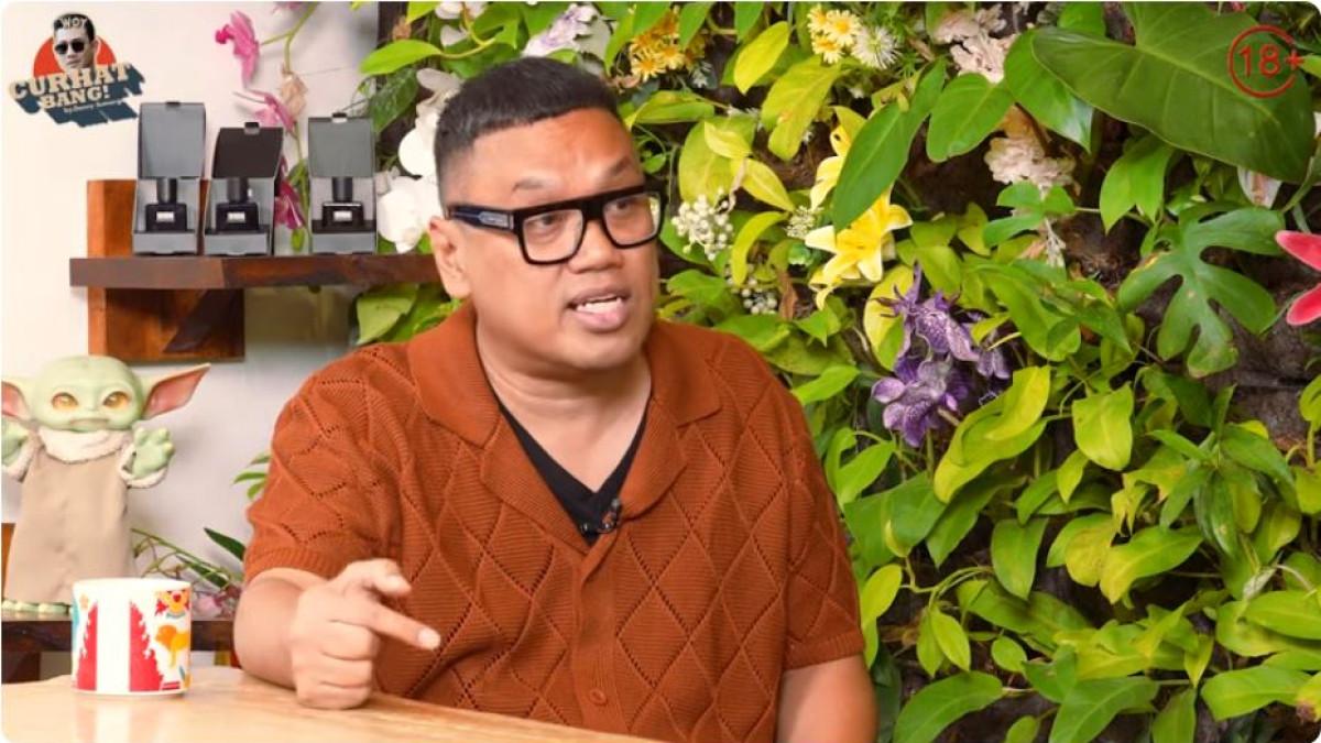 Berkat bantuan tersebut, Uya Kuya dan keluarganya berhasil dibawa ke tempat aman.