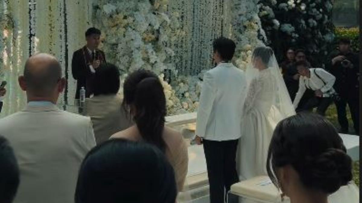 MENIKAH - Venue pemberkatan di The Langham dihiasi bunga-bunga serba putih yang menambah nuansa suci dan romantis.