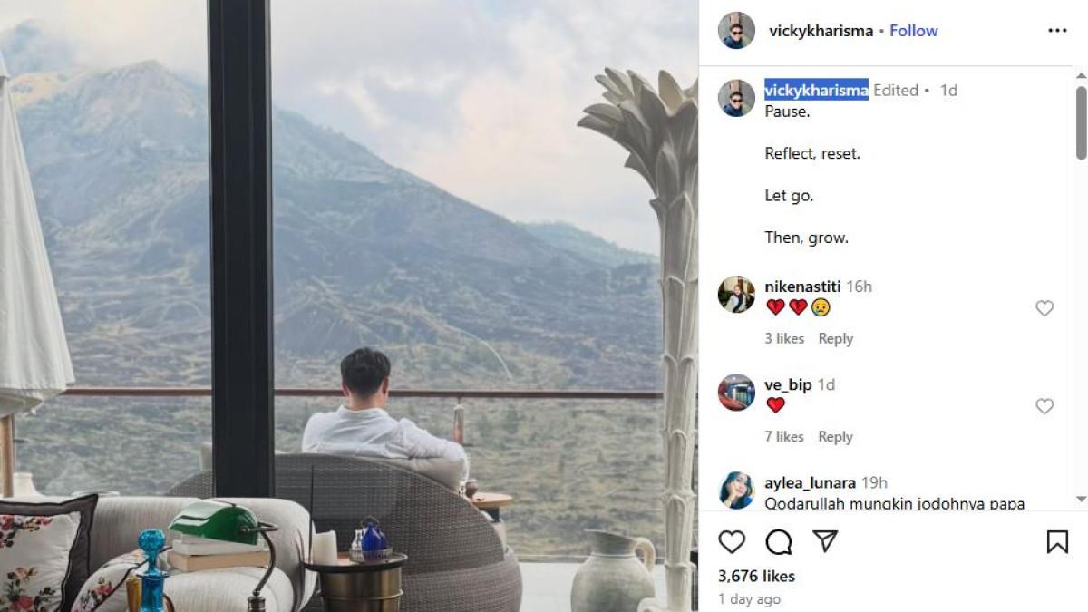 VICKY KHARISMA MOVE ON DARI ACHA SEPTRIASA - Vicky Kharisma membagikan foto dirinya tengah duduk santai di balkon dengan latar pemandangan gunung yang menenangkan. 