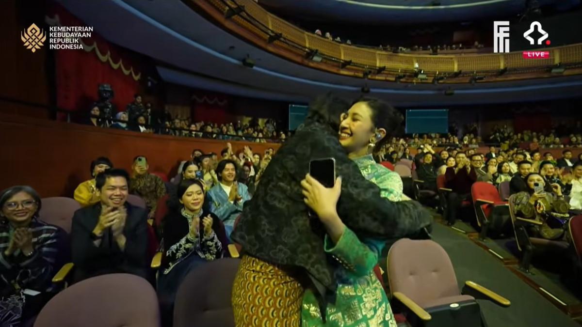 Dari bangku tamu, sang suami, Vidi Aldiano yang hadir mendampingi, langsung berdiri memeluk Sheila Dara dan mengecup keningnya.