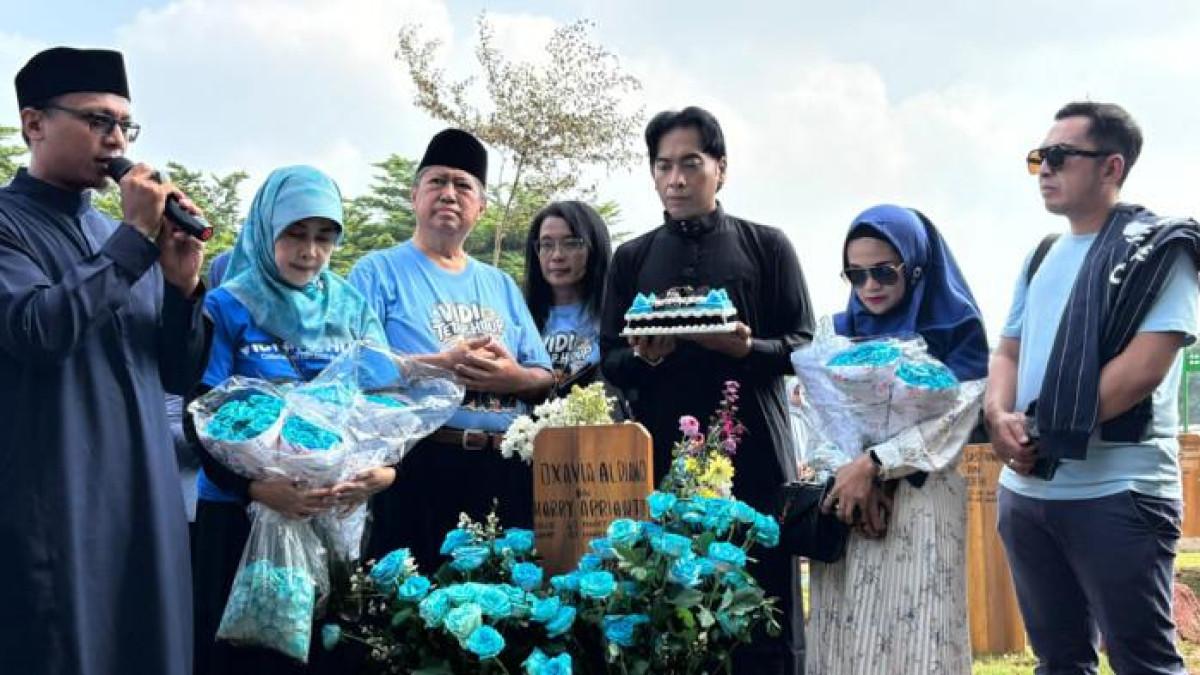 Ulang tahun Vidi Aldiano dirayakan dengan menggelar doa bersama di makam serta memberikan santunan kepada anak yatim.