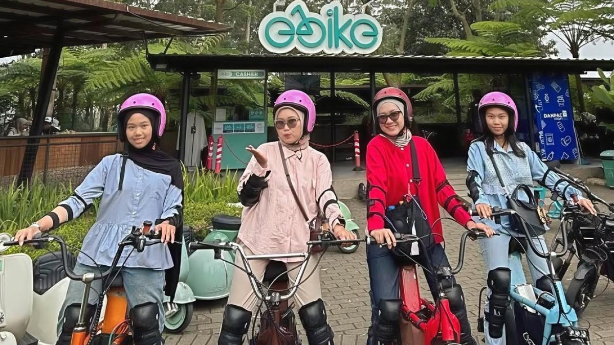 WISATA BANDUNG - Cari wisata keluarga di Bandung? WE Playground Dusun Bambu punya Rainbow Slide, gondola, sampai area bermain air yang seru.