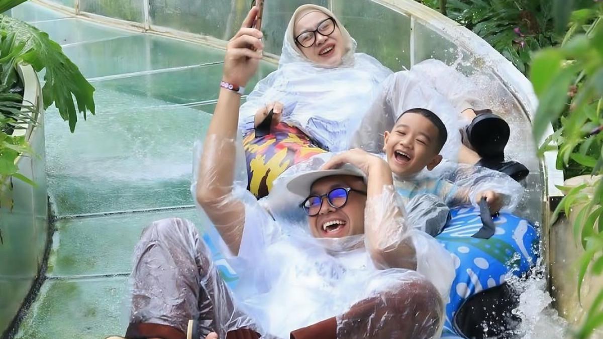WISATA BANDUNG - Cari wisata keluarga di Bandung? WE Playground Dusun Bambu punya Rainbow Slide, gondola, sampai area bermain air yang seru.