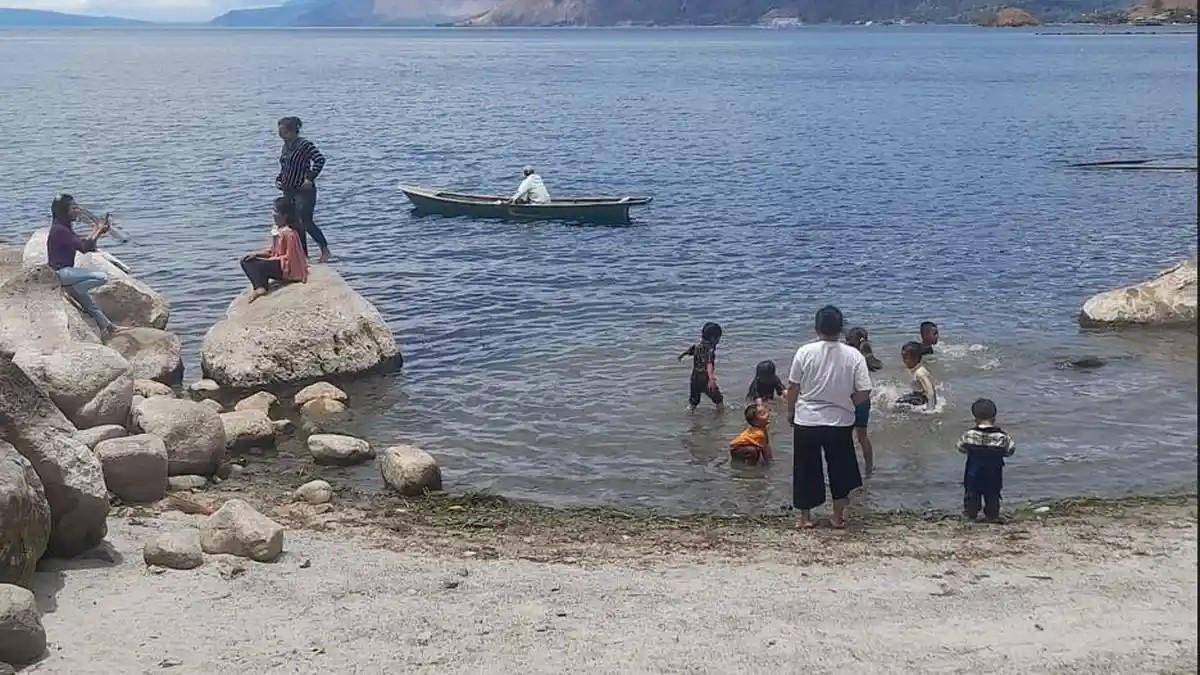 WISATA ALAM- Pantai Pasir Putih Lala Elena di di Desa Paropo Kecamatan Silahisabungan Kabupaten Dairi menjadi lokasi yang cocok didatangi saat libur panjang akhir pekan.