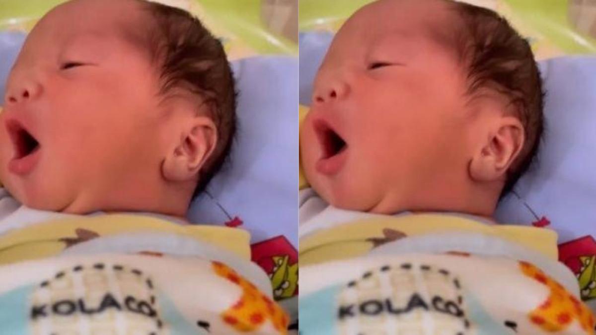 VIKA LAHIRAN - Wajah tampan anak Billy Syahputra dan Vika Kolesnaya yang baru saja lahir.