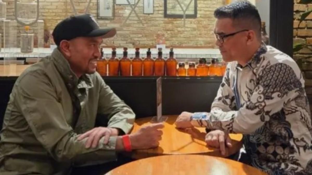 Wakil Ketua Umum PSI Ronald A Sinaga alias Bro Ron mengunggah foto kebersamaannya dengan Ahmad Sahroni di sebuah tempat makan. 