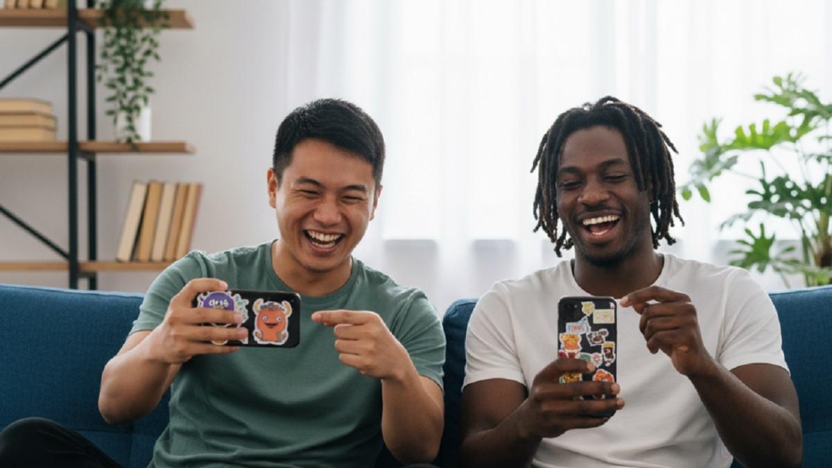 FITUR STIKER - WhatsApp punya fitur stiker yang bisa kamu buat sendiri dan dipakai buat perang gambar.
