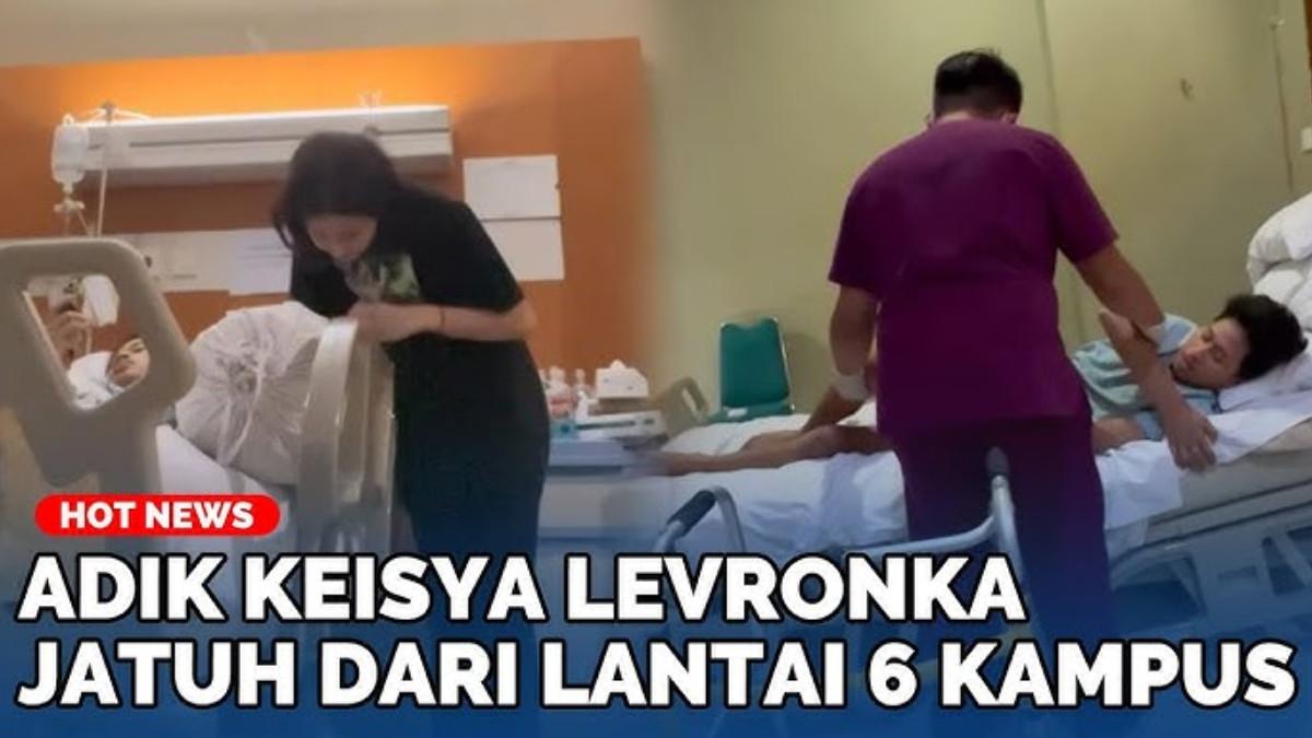 Adik penyanyi Keisya Levronka jatuh dari lantai 6 kampus Universitas Tarumanagara. Tulang ekor hingga dipasani pen.