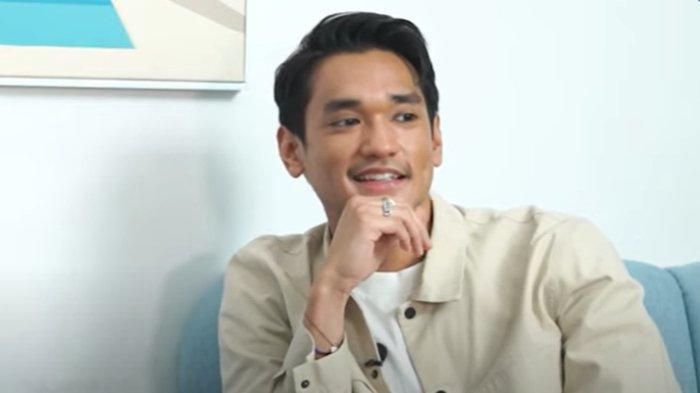 Seorang wanita bertindak membahayakan diri di konser Afgan.