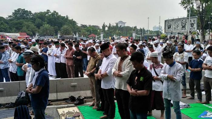 Ahmad Dhani Posting Foto Salat Jumat di Sela Demo, Macam-macam Komentar Berlawanan Muncul