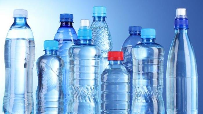 Karyawan lalai di restoran Ta Wan Bali sehingga pelanggan menerima cairan pembersih yang dikira air mineral, memicu kekhawatiran luas.