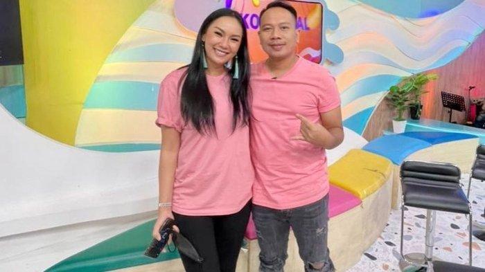 Vicky menyebutkan nama-nama besar seperti Zaskia Gotik, Angel Lelga, hingga Kalina Ocktaranny untuk hadir dalam pertemuan tersebut.