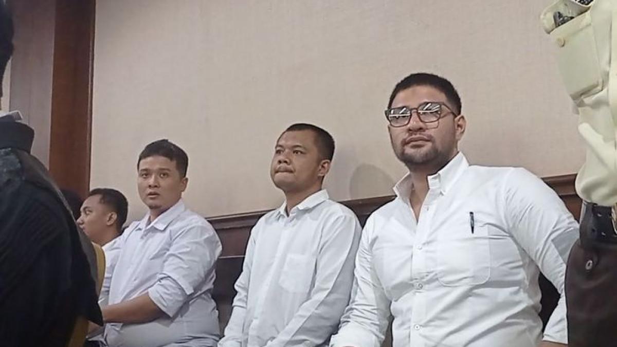 Air mata Ammar Zoni tumpah saat mengenang duka kehilangan anak dari Irish Bella hingga kepergian kedua orangtuanya.