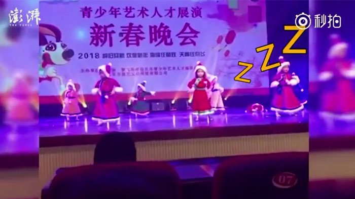 Diduga Kelelahan Anak Ini Tidur Saat Pentas Tari Siswa PAUD, Lihat Videonya Bikin Gemas!